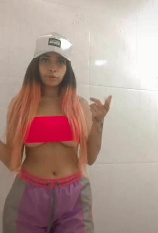 Sexy MC Lya con Top Tubo Rojo