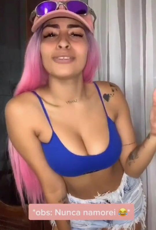 Increíble MC Lya enseña escote con Top Corto Azul