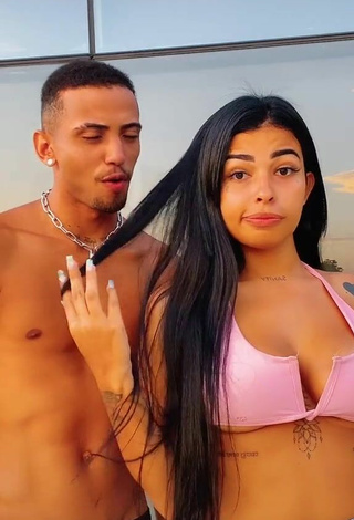 1. Hermosa MC Lya Enseña Escote Con Sujetador De Bikini