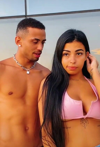 2. Hermosa MC Lya Enseña Escote Con Sujetador De Bikini