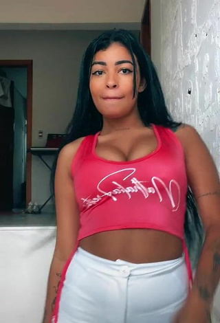 Atractiva MC Lya enseña escote con Provocativos Top Corto