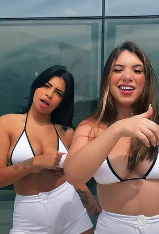 5. Más Caliente MC Lya Enseña Escote Con Sujetador De Bikini