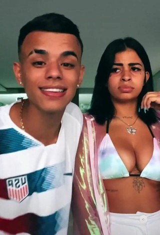 Sexy MC Lya enseña escote con Sujetador de Bikini