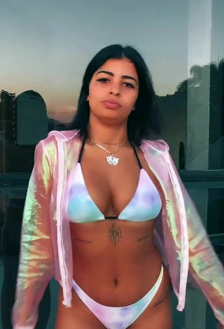 Caliente MC Lya enseña escote con Bikini y Senos Saltarines