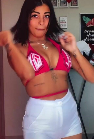 Caliente MC Lya enseña escote con Sujetador de Bikini y Senos Saltarines