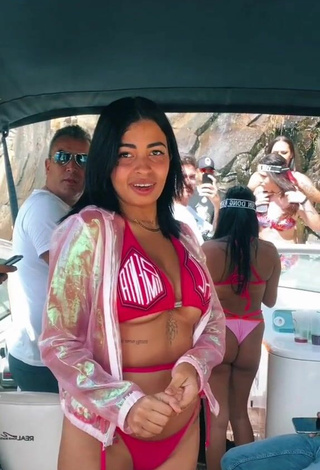 1. Guapísima MC Lya Enseña Escote Con Atractivos Bikini Rojo