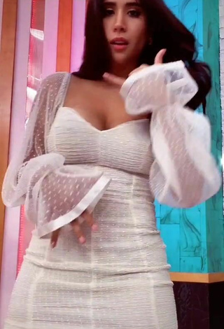 4. Caliente Melissa Paredes Enseña Escote Con Vestido Blanco