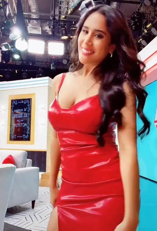 1. Sexy Melissa Paredes Enseña Escote Con Vestido Rojo