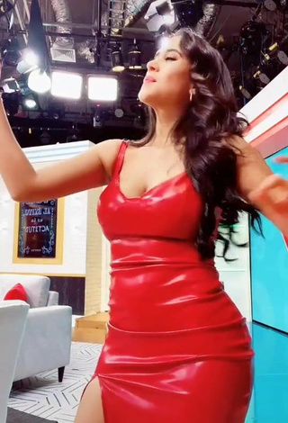 2. Sexy Melissa Paredes Enseña Escote Con Vestido Rojo