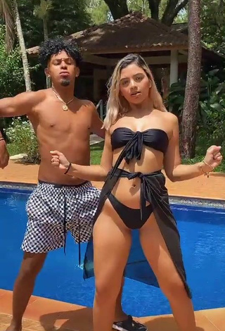 Sexy Melissa Santos con Bikini Negro en la piscina