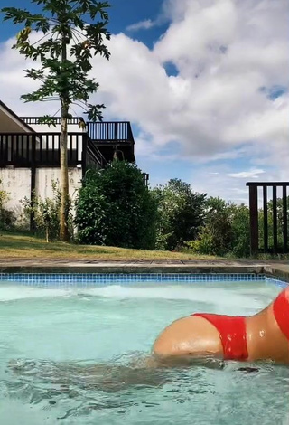 1. Hermosa Melissa Santos Enseña Escote Con Bikini Rojo En La Piscina