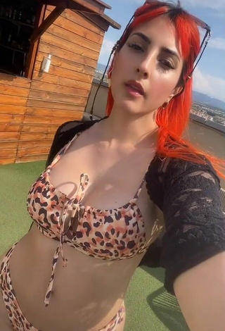 Hermosa Mia Coloridas enseña escote con Bikini Leopardo