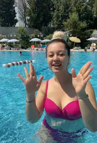 3. Hermosa Miray Aktağ Con Bikini Rojo En La Piscina