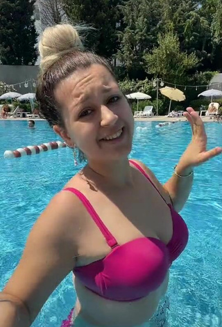 5. Hermosa Miray Aktağ Con Bikini Rojo En La Piscina