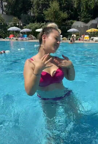 1. Sexy Miray Aktağ Con Bikini Rojo En La Piscina