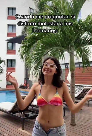 Sexy Michelle Mendizábal con Sujetador de Bikini en la piscina