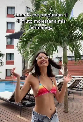 3. Sexy Michelle Mendizábal Con Sujetador De Bikini En La Piscina