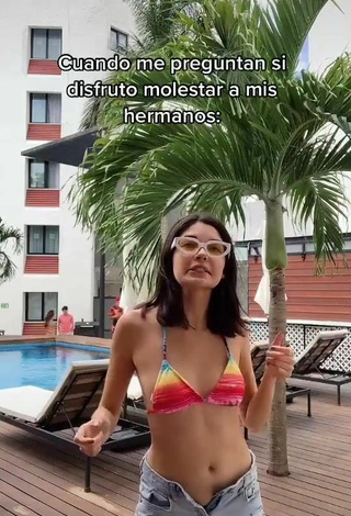 4. Sexy Michelle Mendizábal Con Sujetador De Bikini En La Piscina