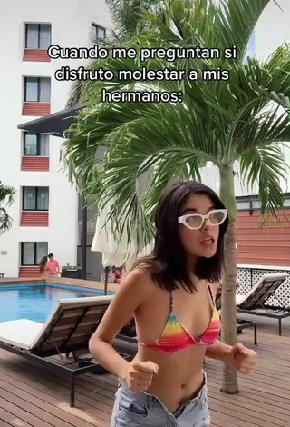 5. Sexy Michelle Mendizábal Con Sujetador De Bikini En La Piscina