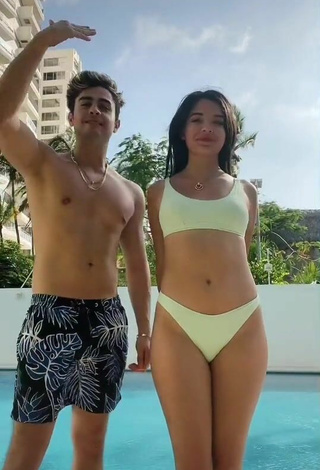 2. Increíble Michelle Mendizábal Con Bikini Verde Claro En La Piscina