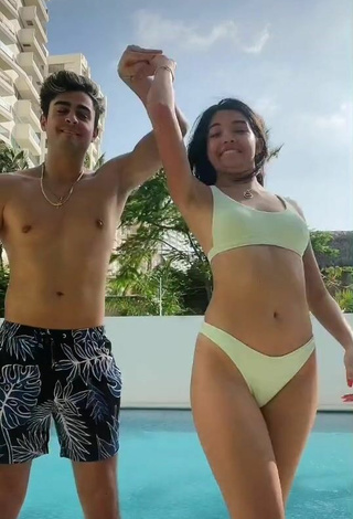 5. Increíble Michelle Mendizábal Con Bikini Verde Claro En La Piscina