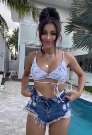 Sexy Nanda Caroll con Sujetador de Bikini en la piscina