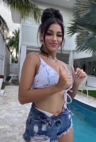 5. Sexy Nanda Caroll Con Sujetador De Bikini En La Piscina