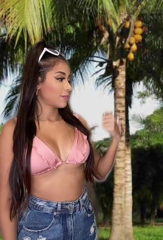 Caliente Nanda Caroll enseña escote con Sujetador de Bikini