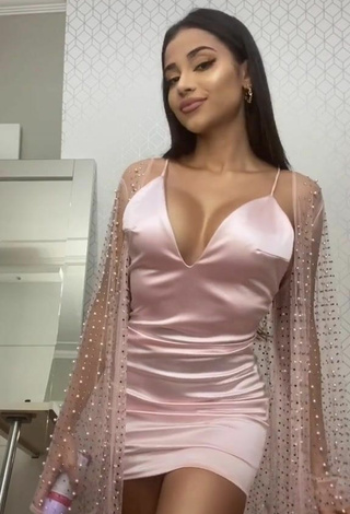 Sexy Nanda Caroll enseña escote con Vestido Rosa