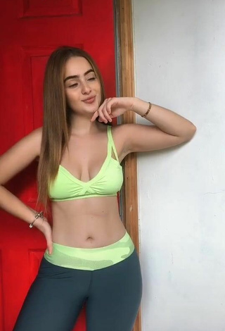 Preciosa Nicolle Figueroa enseña escote con Sujetador Deportivo Verde Claro y Pechos Saltarinas