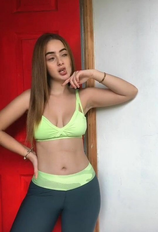 2. Preciosa Nicolle Figueroa Enseña Escote Con Sujetador Deportivo Verde Claro Y Pechos Saltarinas