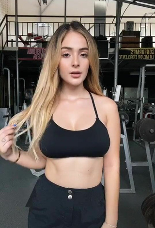 Magnética Nicolle Figueroa con Top Corto Negro