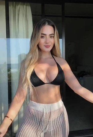 Linda Nicolle Figueroa enseña escote con Encantadores Sujetador de Bikini y Senos Saltarines