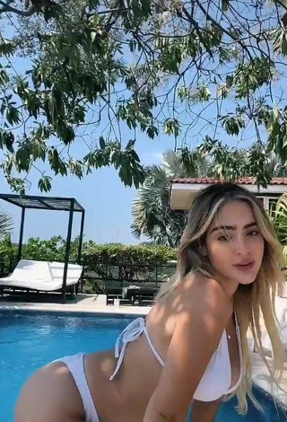 5. Magnética Nicolle Figueroa Enseña Escote Con Bikini Blanco En La Piscina