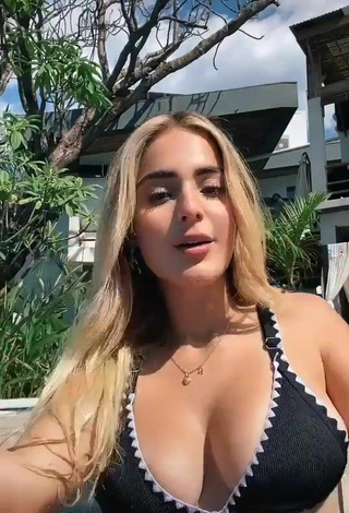 5. Belleza Nicolle Figueroa Enseña Escote Con Sujetador De Bikini En La Piscina