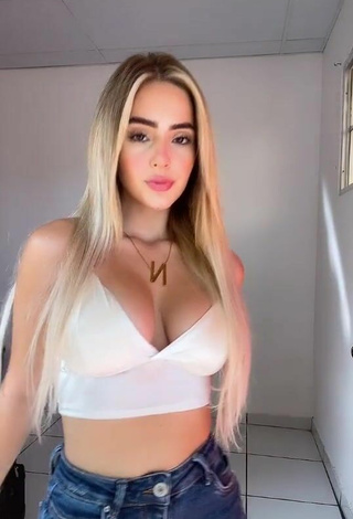 Atractiva Nicolle Figueroa enseña escote con Seductores Top Corto Blanco y Pechos Saltarinas