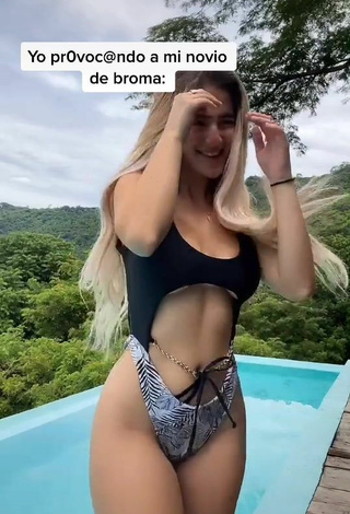 2. Bonita Nicolle Figueroa Con Traje De Baño En La Piscina