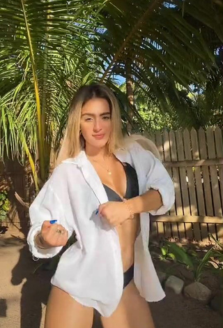 3. Nicolle Figueroa Con Provocativos Bikini Negro En La Playa