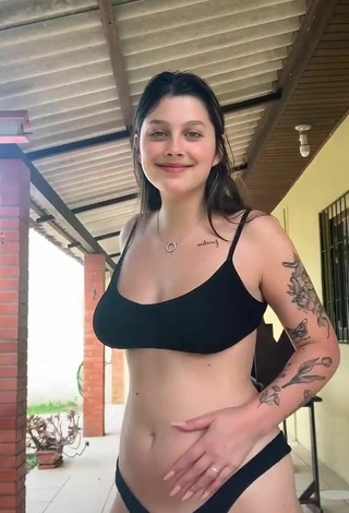 5. Más Caliente Nina Castanheira Con Bikini Negro