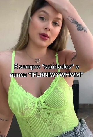 Sexy Nina Castanheira enseña escote con Top Verde Lima