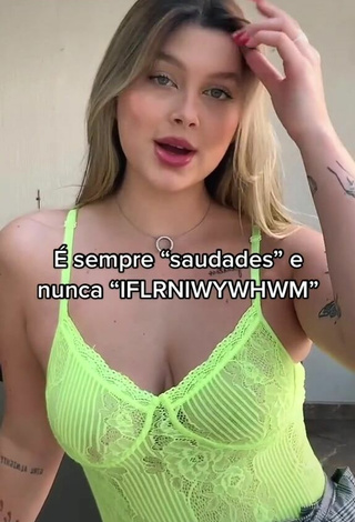 2. Sexy Nina Castanheira Enseña Escote Con Top Verde Lima