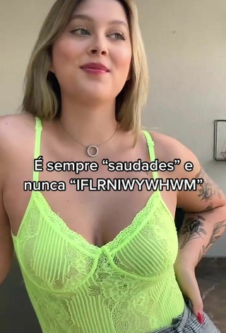 3. Sexy Nina Castanheira Enseña Escote Con Top Verde Lima