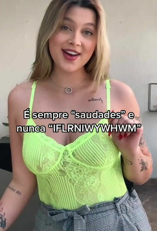 5. Sexy Nina Castanheira Enseña Escote Con Top Verde Lima