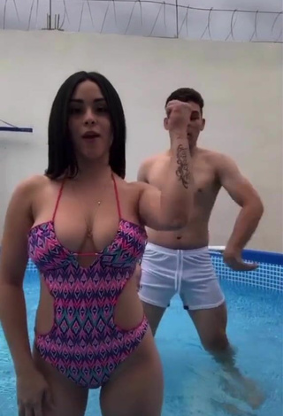 2. Sexy Ónice Flores Enseña Escote Con Traje De Baño En La Piscina Y Tetas Saltarinas