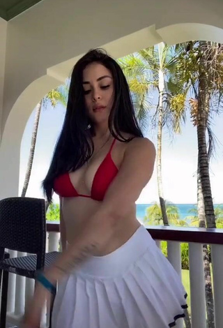 Sexy Ónice Flores enseña escote con Sujetador de Bikini y Senos Saltarines