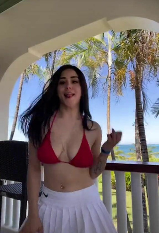 Hermosa Ónice Flores enseña escote con Sujetador de Bikini y Tetas Saltarinas