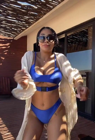 2. Sexy Pao Castillo Enseña Escote Con Bikini Azul Y Tetas Saltarinas