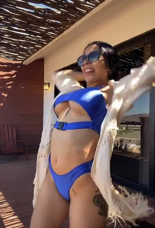 3. Sexy Pao Castillo Enseña Escote Con Bikini Azul Y Tetas Saltarinas