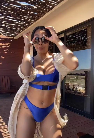 4. Sexy Pao Castillo Enseña Escote Con Bikini Azul Y Tetas Saltarinas