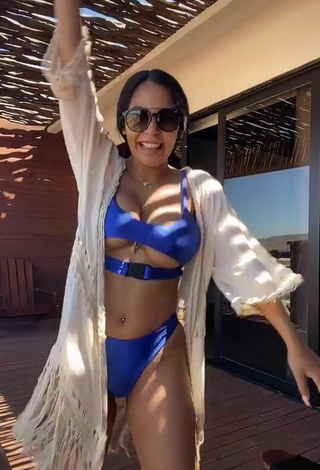 5. Sexy Pao Castillo Enseña Escote Con Bikini Azul Y Tetas Saltarinas